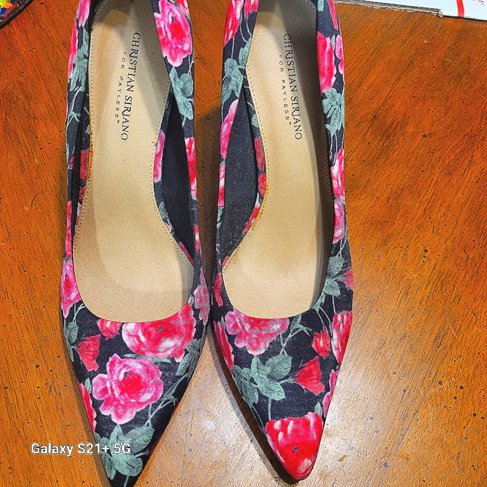 Diva-sized floral print shoe
